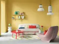 Lebendige wohnraumgestaltung farben: gelbe Wände, ein flauschiges Sofa, ein roter Couchtisch und ein rosa Sessel schaffen eine fröhliche Atmosphäre.