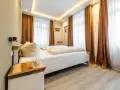 Gemütliches Schlafzimmer mit Doppelbett, Sitzsack und rustikalem Nachttisch. Die Einrichtung der Ferienwohnung ist modern und einladend.