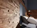 Rustikale wandpaneele holz ideen für ein gemütliches Schlafzimmer. Die Holzstruktur schafft Wärme und Charakter.