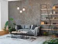 Stilvolles Wohnzimmer mit grauer Couch, rustikaler Wand (wie MDF tapezieren) und Regal.