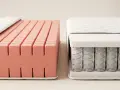 Zwei Matratzen im Querschnitt: links ein pinker Kaltschaum mit Einschnitten, rechts ein weißer Federkern mit Schaumauflage.