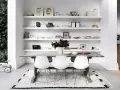 Moderne Esszimmer Wand Ideen: Weiße Regale voller Deko, Geschirr und Bilder über einem rustikalen Holztisch mit weißen Stühlen.