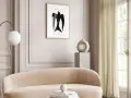 Ein stilvolles Wohnzimmer in greige farbe mit einem geschwungenen Sofa, einem modernen Lampenschirm und einem abstrakten Vogelbild.
