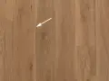 Holzboden mit natürlicher Maserung. Ein weißer Pfeil zeigt auf eine kleine Astloch-Stelle im splint holz.