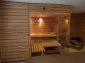 Moderne Sauna im Keller: Tolle **Ideen Sauna Keller Gestaltung** mit Holzwänden, Glasfront und Liegen. Entspannung pur!