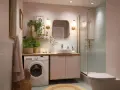 Schickes kleines Badezimmer mit Waschmaschine, Dusche und Waschbecken. Tolle Tipps zum kleines Badezimmer dekorieren mit Pflanzen und goldenen Akzenten.