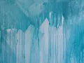 Blauer Farbauftrag mit Tropfen und unsauberen Kanten beim Streichen ausbessern.