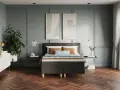 Elegante wandverkleidung innen ideen: ein Schlafzimmer mit Paneelen, einem Bett, Pflanzen und Kunst.