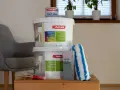 Zwei Eimer ADLER Tiromin Farbe und ein kleinerer Eimer VariColor stehen bereit, um die Wände zu verschönern. Nach getaner Arbeit können die Farbdosen entsorgt werden.