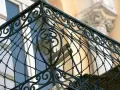 Schmiedeeiserner Balkon mit kunstvollen Verzierungen, bereit zum Balkon streichen.