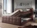 Ein braunes Lederbett mit offenem Bettkasten, der viel Stauraum bietet. So ist ein Bettkasten praktisch.