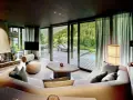 Gemütliches Wohnzimmer mit Kamin, großem Sofa und Bergblick. Die luxuriöse Chalet-Inneneinrichtung strahlt Wärme und Eleganz aus.