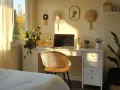 Ein gemütlicher Schreibtisch im Schlafzimmer, beleuchtet von warmem Sonnenlicht. Pflanzen und Boho-Deko schaffen eine entspannte Atmosphäre.