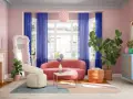 Ein Wohnzimmer in Pastelltönen mit einem pinken Sofa, das eine starke kontrastfarbe zu den blauen Vorhängen bildet. Ein weißer Sessel und ein orangefarbener Hocker ergänzen die Einrichtung.