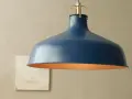 Eine dunkelblaue Hängelampe mit kupferfarbenem Innenschirm, die gerade frisch lackiert wurde.