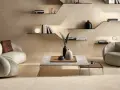 Elegantes Wohnzimmer mit geschwungener Couch, Sessel und Marmortisch. Die harmonische Farbkombination beige schafft eine warme und einladende Atmosphäre.