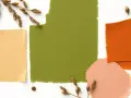 Ein großer olivgrüner Farbklecks, daneben ein hellgelbes Blatt, orangefarbener Stoff und Pfirsich. Was passt zu oliv? Getrocknete Gräser.