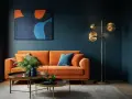 Ein orangefarbenes Sofa mit blauen Akzenten und einem abstrakten Gemälde zeigt, welche Farben passen zusammen.