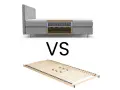Vergleich: Ein durchgeschnittener Boxspringbett mit Federkern und ein Lattenrost aus Holz.
