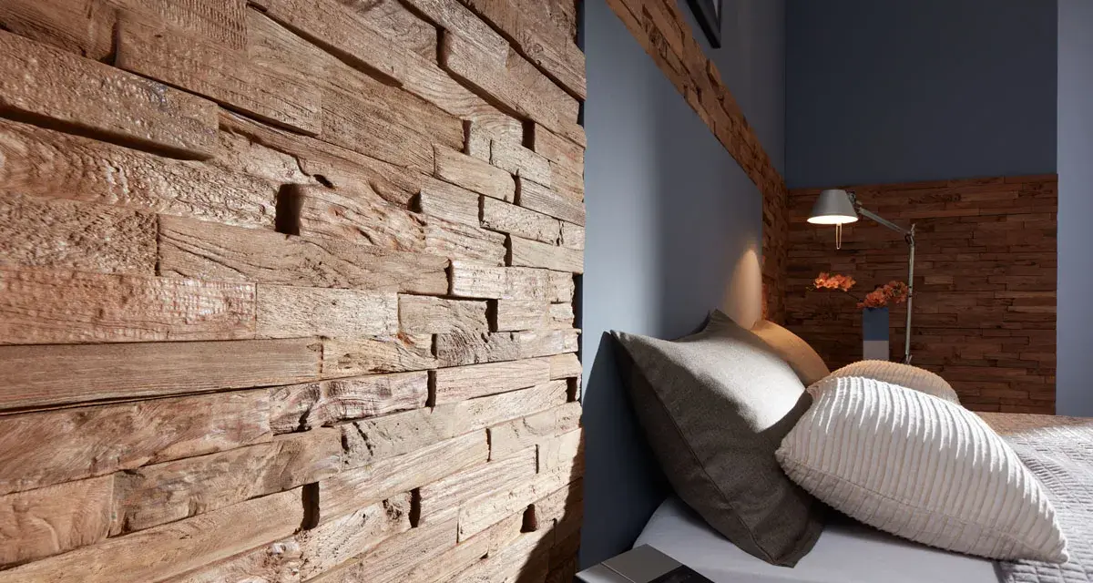 Rustikale wandpaneele holz ideen für ein gemütliches Schlafzimmer. Die Holzstruktur schafft Wärme und Charakter.