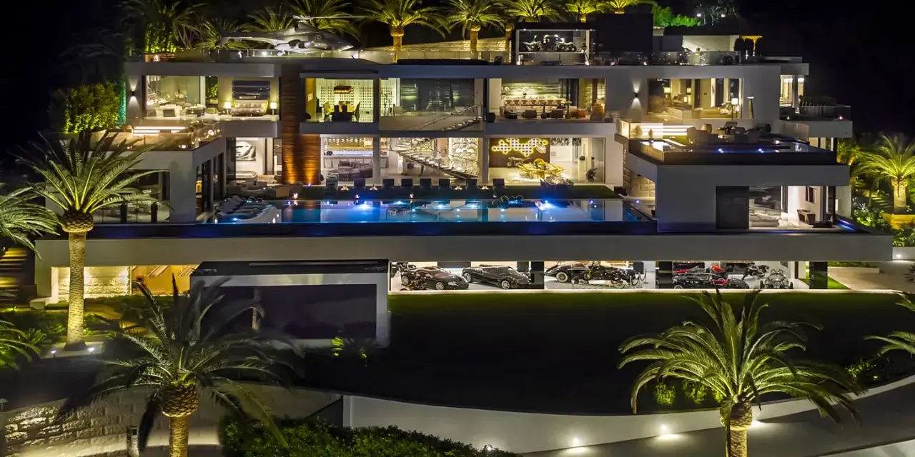 Luxuriöse Villa bei Nacht mit Pool, Palmen und einer Garage voller teuerstes Holz der Welt.