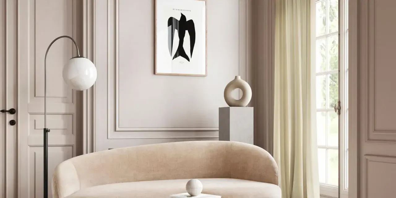 Ein stilvolles Wohnzimmer in greige farbe mit einem geschwungenen Sofa, einem modernen Lampenschirm und einem abstrakten Vogelbild.