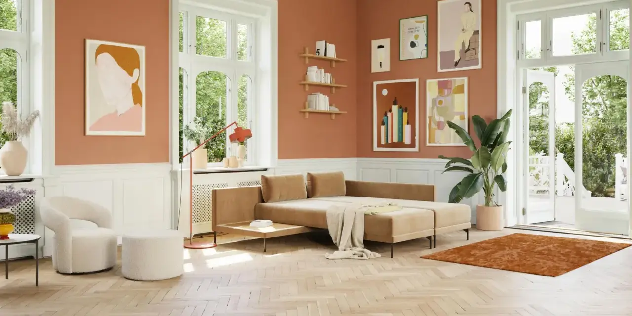 Ein Wohnzimmer mit orangefarbenen Wänden und einem beigen Sofa. Welche Farbe passt zu Orange? Hier: Beige, Weiß und Grün.