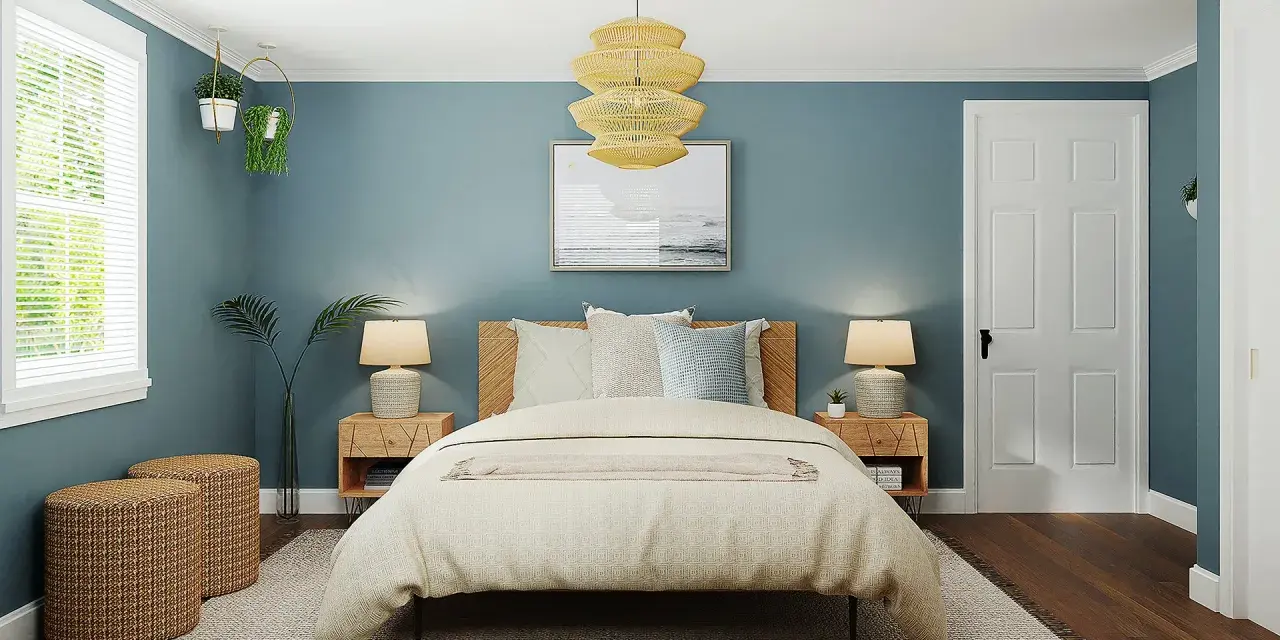 Gemütliches Schlafzimmer mit blauen Wänden, Holzbett und einem großen Fenster. Perfekt, um das Schlafzimmer zu renovieren und eine entspannende Oase zu schaffen.