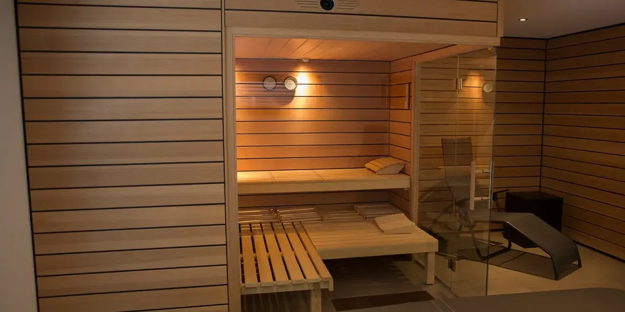 Moderne Sauna im Keller: Tolle **Ideen Sauna Keller Gestaltung** mit Holzwänden, Glasfront und Liegen. Entspannung pur!