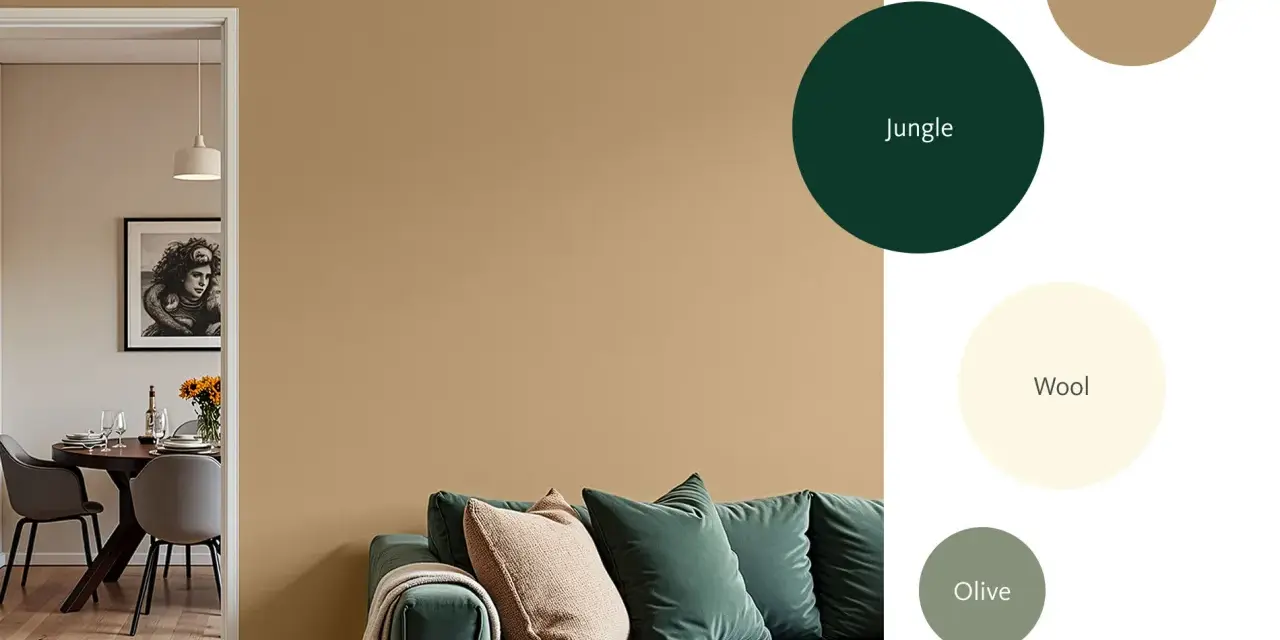 Inspirierende Wandfarben für Ihr Wohnzimmer: Ein gemütliches Sofa in tiefem Grün vor einem warmen Sandton.
