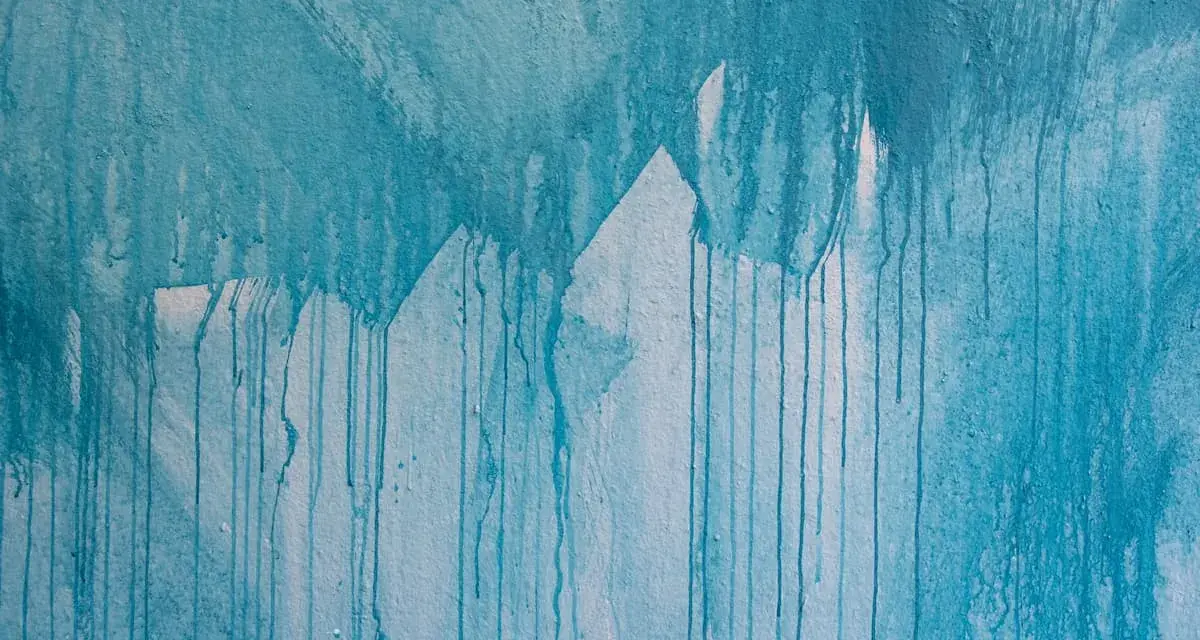 Blauer Farbauftrag mit Tropfen und unsauberen Kanten beim Streichen ausbessern.