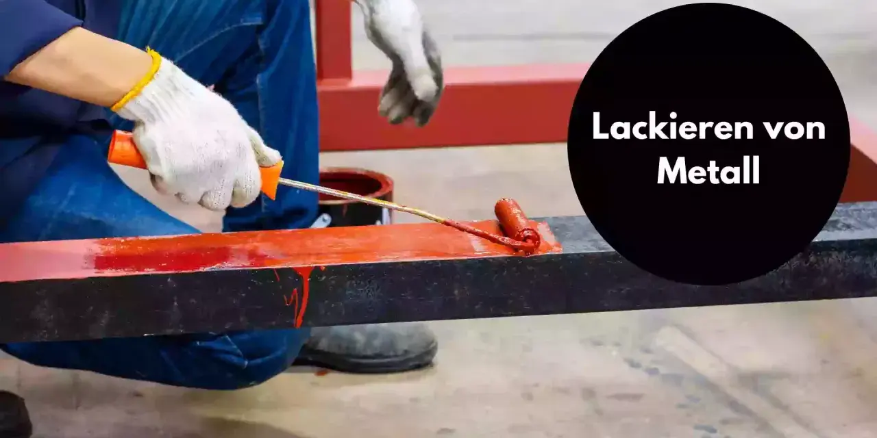 Person mit Handschuhen streicht mit einer Rolle roten Lack auf ein Metallprofil.