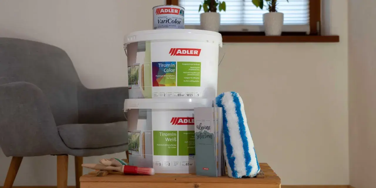 Zwei Eimer ADLER Tiromin Farbe und ein kleinerer Eimer VariColor stehen bereit, um die Wände zu verschönern. Nach getaner Arbeit können die Farbdosen entsorgt werden.