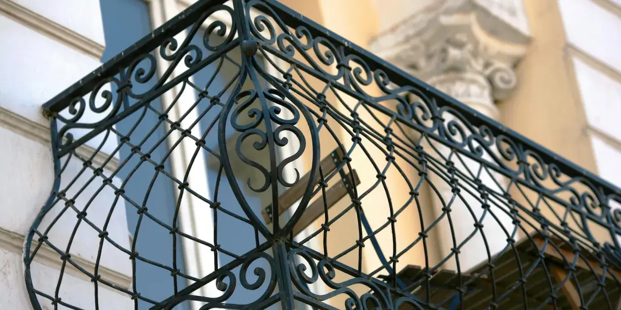 Schmiedeeiserner Balkon mit kunstvollen Verzierungen, bereit zum Balkon streichen.