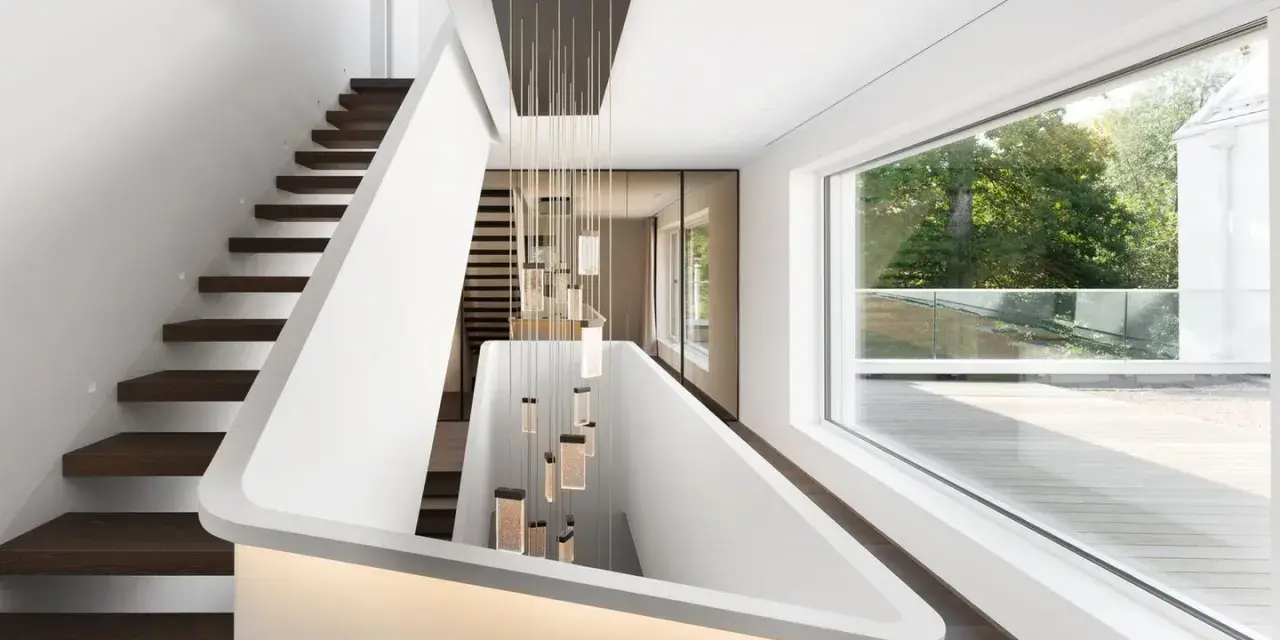 Modernes Treppenhaus gestalten: Schwebende Holzstufen, weiße Wände und eine Kaskade aus Glasleuchten schaffen ein elegantes Ambiente.