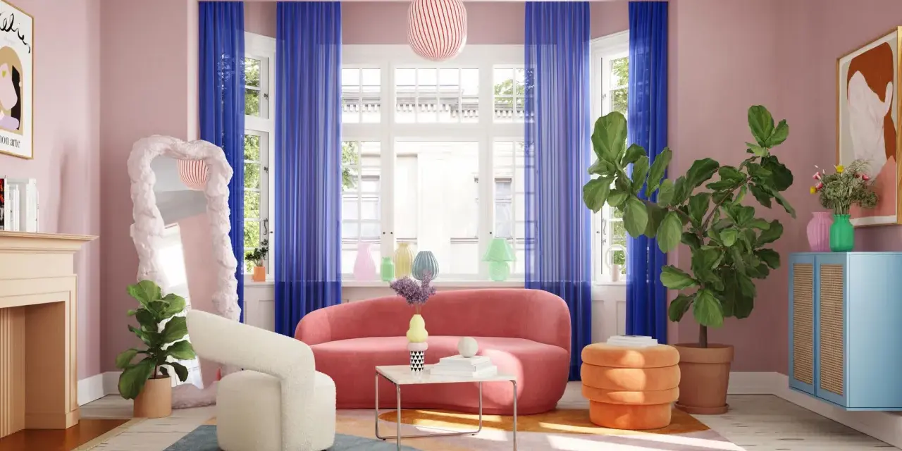Ein Wohnzimmer in Pastelltönen mit einem pinken Sofa, das eine starke kontrastfarbe zu den blauen Vorhängen bildet. Ein weißer Sessel und ein orangefarbener Hocker ergänzen die Einrichtung.