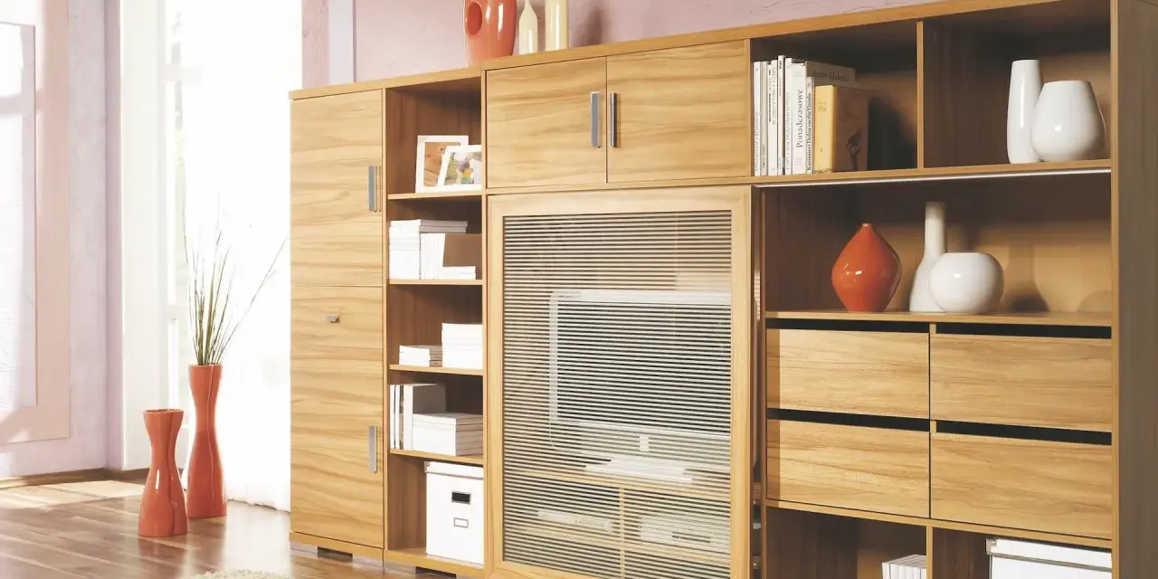 Holzschrank mit vielen Fächern und Schubladen, ideal für schrank neu gestalten ideen. Dekoriert mit Vasen und Büchern.