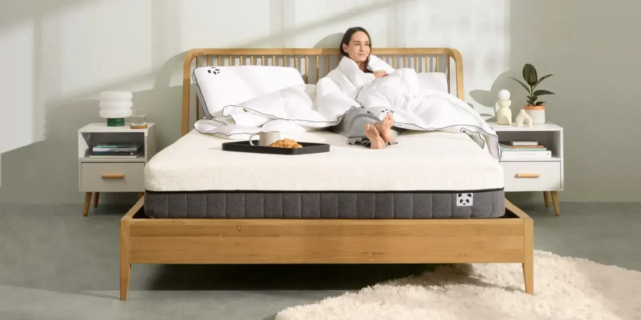 Frau genießt Frühstück im Bett. Die Frage, wie lange Matratze liegen lassen, ist hier nebensächlich, Hauptsache bequem.