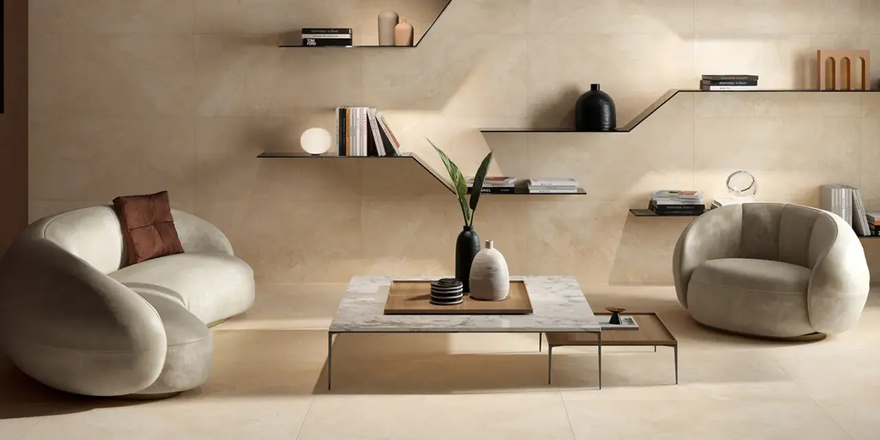 Elegantes Wohnzimmer mit geschwungener Couch, Sessel und Marmortisch. Die harmonische Farbkombination beige schafft eine warme und einladende Atmosphäre.