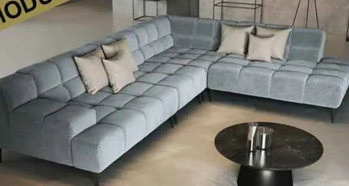 Moderne, graue Eckcouch mit Kissen. Die ottomane bedeutung als flexibler Sitzmöbel-Bestandteil wird hier durch das modulare Design unterstrichen.
