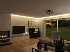 Gemütliches Wohnzimmer mit Kamin, Klavier und Sofa. Die Wände sind in der Farbe beige gestrichen, was für eine warme Atmosphäre sorgt.