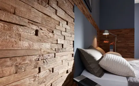 Rustikale wandpaneele holz ideen für ein gemütliches Schlafzimmer. Die Holzstruktur schafft Wärme und Charakter.