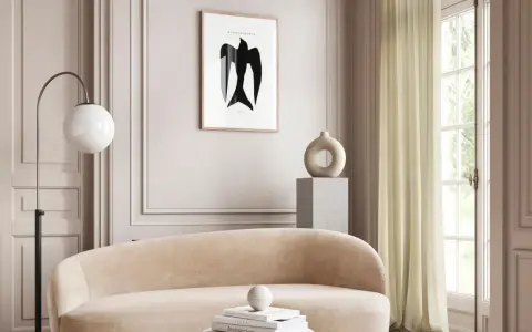 Ein stilvolles Wohnzimmer in greige farbe mit einem geschwungenen Sofa, einem modernen Lampenschirm und einem abstrakten Vogelbild.