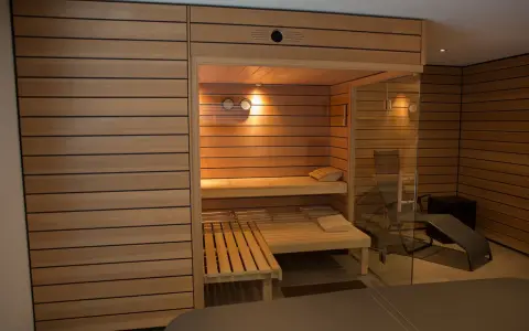Moderne Sauna im Keller: Tolle **Ideen Sauna Keller Gestaltung** mit Holzwänden, Glasfront und Liegen. Entspannung pur!