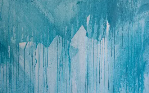 Blauer Farbauftrag mit Tropfen und unsauberen Kanten beim Streichen ausbessern.