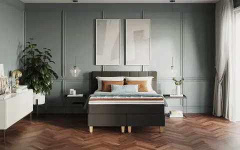 Elegante wandverkleidung innen ideen: ein Schlafzimmer mit Paneelen, einem Bett, Pflanzen und Kunst.
