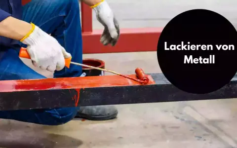 Person mit Handschuhen streicht mit einer Rolle roten Lack auf ein Metallprofil.