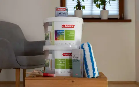 Zwei Eimer ADLER Tiromin Farbe und ein kleinerer Eimer VariColor stehen bereit, um die Wände zu verschönern. Nach getaner Arbeit können die Farbdosen entsorgt werden.