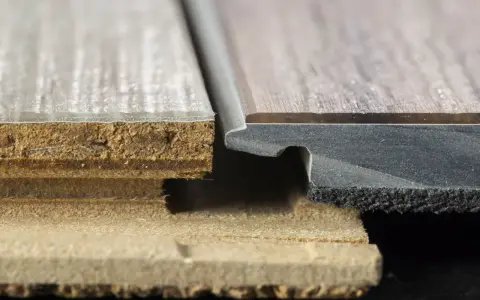 Detailaufnahme von Vinylboden-Schichten. Die sichtbaren Nachteile von Vinylboden zeigen sich in der Struktur.