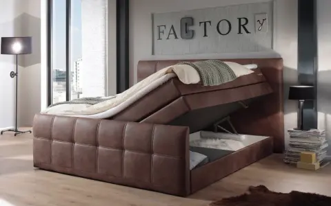 Ein braunes Lederbett mit offenem Bettkasten, der viel Stauraum bietet. So ist ein Bettkasten praktisch.